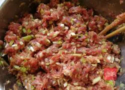 Illustration of how to make leek yellow pot stickers 3