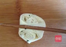 Illustration of how to make salt and pepper rolls 4