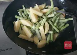 Illustration of how to make braised noodles with potatoes and beans 4