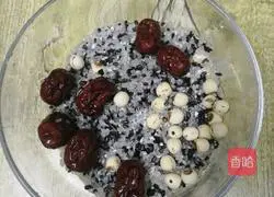 Black rice, lotus seeds and red dates Illustration of how to make porridge 2