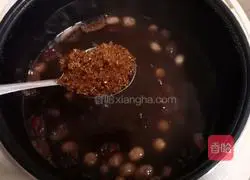 Illustration of how to make red bean, peanut and black rice porridge 8