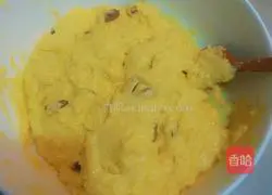 Illustration of how to make cornmeal and red date hair cake 3