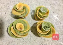 Illustration of how to make two-color rose rolls 8
