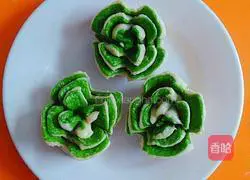 Illustration of how to make multi-layered mashed spinach rolls 10