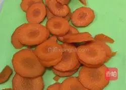 Illustration of how to make carrot and conch rolls 3