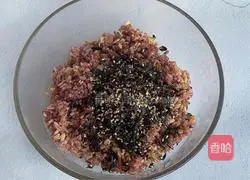 Illustration of how to make seaweed red rice balls 4