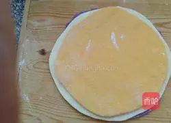 Illustration of how to make three-color flower rolls 3