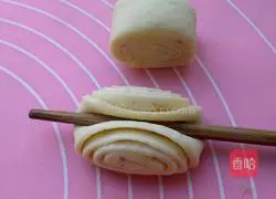 Illustration of making double-flavored flower rolls 12