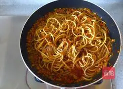 Illustration of how to make classic spaghetti bolognese 11