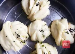 Illustration of how to make black sesame flower rolls 5