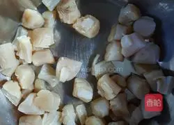 Illustration of how to make ice-skin leek, egg and scallop pot stickers 1