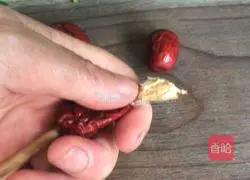  Illustration of how to make red dates, wolfberry and millet porridge 3