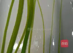 Illustration of how to make Vietnamese spring rolls wrapped with seasonal vegetables and prawns 7