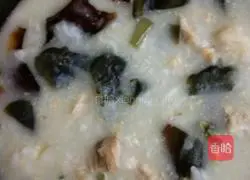 Illustration of how to make preserved egg and lean meat porridge 4