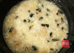 Illustration of how to make preserved egg and lean meat porridge 7