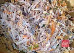 Illustration of how to make potato braised noodles 12