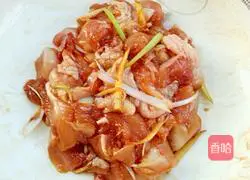 Illustration of how to make mushroom and chicken claypot rice 3