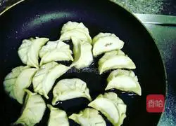 Illustration of how to make pot stickers 7
