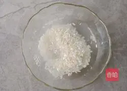 Illustration of how to make preserved egg and vegetable porridge 1