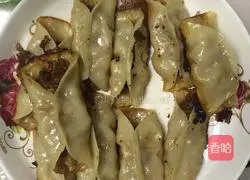 Illustration of how to make pork, green onion and mushroom pot stickers 5