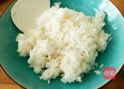 Illustration of how to make red sausage rice balls 2