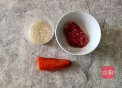 Illustration of how to make carrot minced meat porridge 1