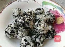  Illustration of how to make seaweed rice balls by hand 4