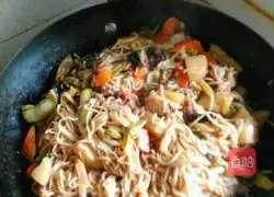 Illustration of braised noodles 7