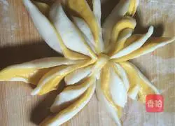 Illustration of how to make two-color chrysanthemum rolls 10