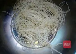 Illustration of how to scald rice noodles 1