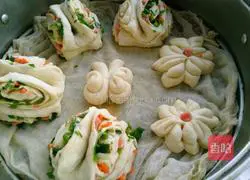 Illustration of how to make chives and ham rolls 11