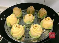 Illustration of how to make pumpkin rose rolls 10