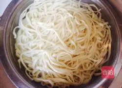 Illustration of how to make braised noodles with beef and mixed vegetables 2