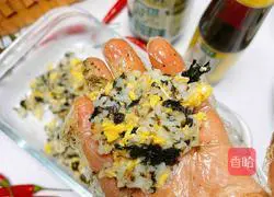 Illustration of how to make seaweed rice balls 9