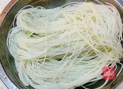 Illustration of how to make spicy and sour rice noodles 6