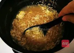 Illustration of how to make astragalus and chrysanthemum porridge 14