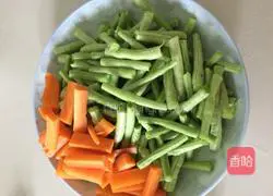 Illustration of how to make braised beans and noodles 1