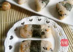 Illustration of how to make meat and chicken leg rice balls 8