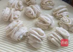 Illustration of how to make oil and salt flower rolls 13