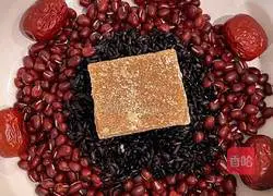 Illustration of how to make red bean, black rice and milk porridge 1