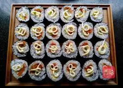 Illustration of how to make seaweed rice balls 3