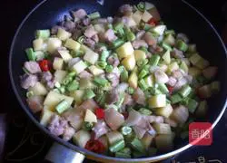 Illustration of how to make braised rice with potatoes and beans 13