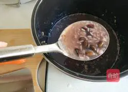 Illustration of how to make glutinous rice and black bean porridge 4