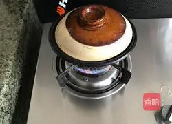 Illustration of how to make preserved meat claypot rice 3