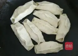 Illustration of how to make pot stickers 7