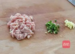 Illustration of how to make celery and lean meat porridge 2