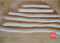 Illustration of how to make red date rolls 7