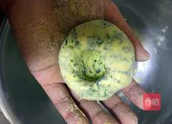 Illustration of how to make shepherd's purse and cornmeal steamed buns 6