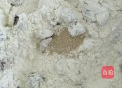 Illustration of how to make red date and raisin cake 6