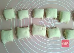 Illustration of how to make salt and pepper rolls 7